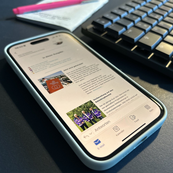 Der neue Newsletter der Evangelischen Kirche der Pfalz auf einem Smartphone-Display