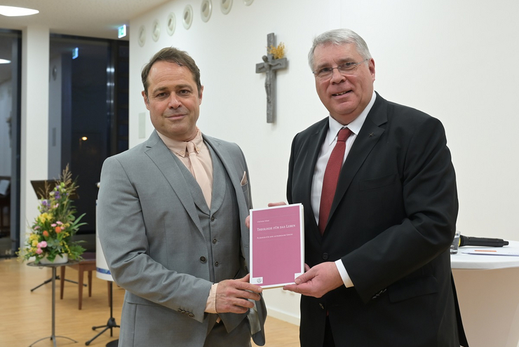 Differenzierter Denker: Michael Roth (links) hat das Buch von Christian Schad besprochen, das zu dessen 65. Geburtstag erschienen ist. Foto: Landry