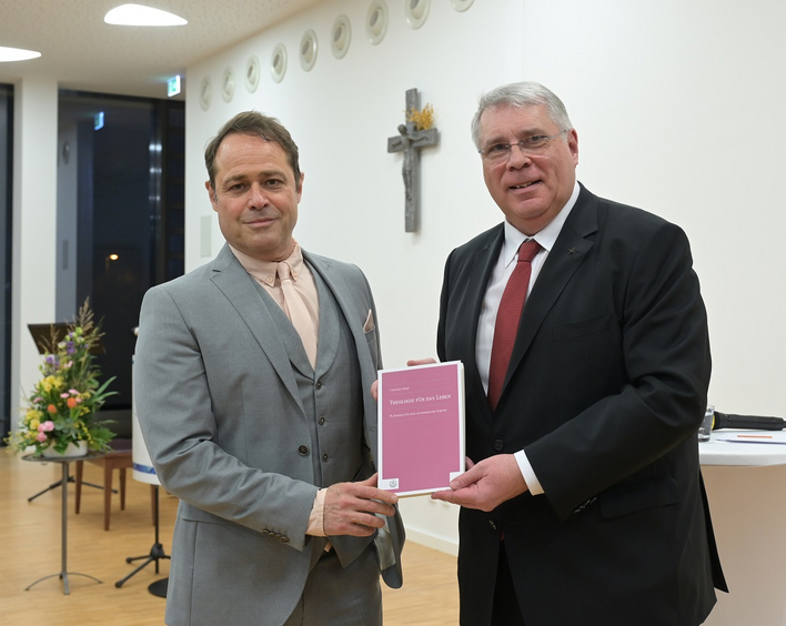 Differenzierter Denker: Michael Roth (links) hat das Buch von Christian Schad besprochen, das zu dessen 65. Geburtstag erschienen ist. Foto: Landry
