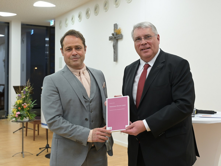 Differenzierter Denker: Michael Roth (links) hat das Buch von Christian Schad besprochen, das zu dessen 65. Geburtstag erschienen ist. Foto: Landry Differenzierter Denker: Michael Roth (links) hat das Buch von Christian Schad besprochen, das zu dessen 65. Geburtstag erschienen ist. Foto: Landry