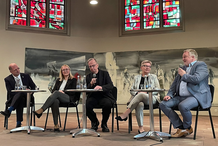 Podiumsdiskussion mit Dorothee Wüst, Präsidentin der Evangelischen Kirche der Pfalz (2. von rechts). Foto: Andreas Attinger