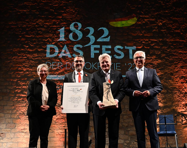 Dorothee Wüst, Neustadts Oberbürgermeister Marc Weigel, Joachim Gauck und der rheinland-pfälzische Innenmister Roger Lewentz (von links). Foto: lk/Mehn