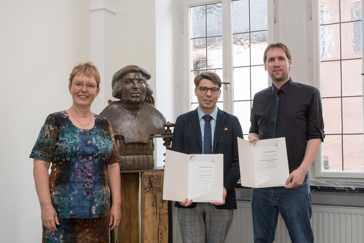 Die frisch gebackenen Vikare Tobias Maurer (Mitte) und Alexander Mannschatz (rechts) mit Oberkirchenrätin Marianne Wagner. Foto: lk/Wagner