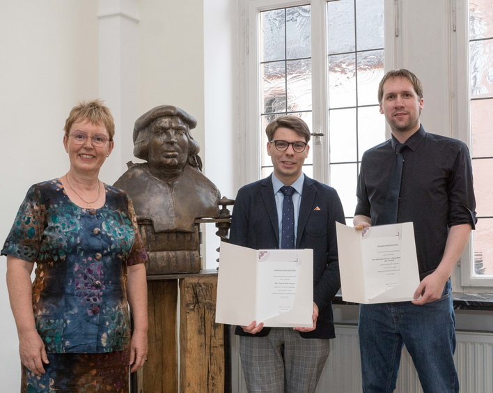 Die frisch gebackenen Vikare Tobias Maurer (Mitte) und Alexander Mannschatz (rechts) mit Oberkirchenrätin Marianne Wagner. Foto: lk/Wagner