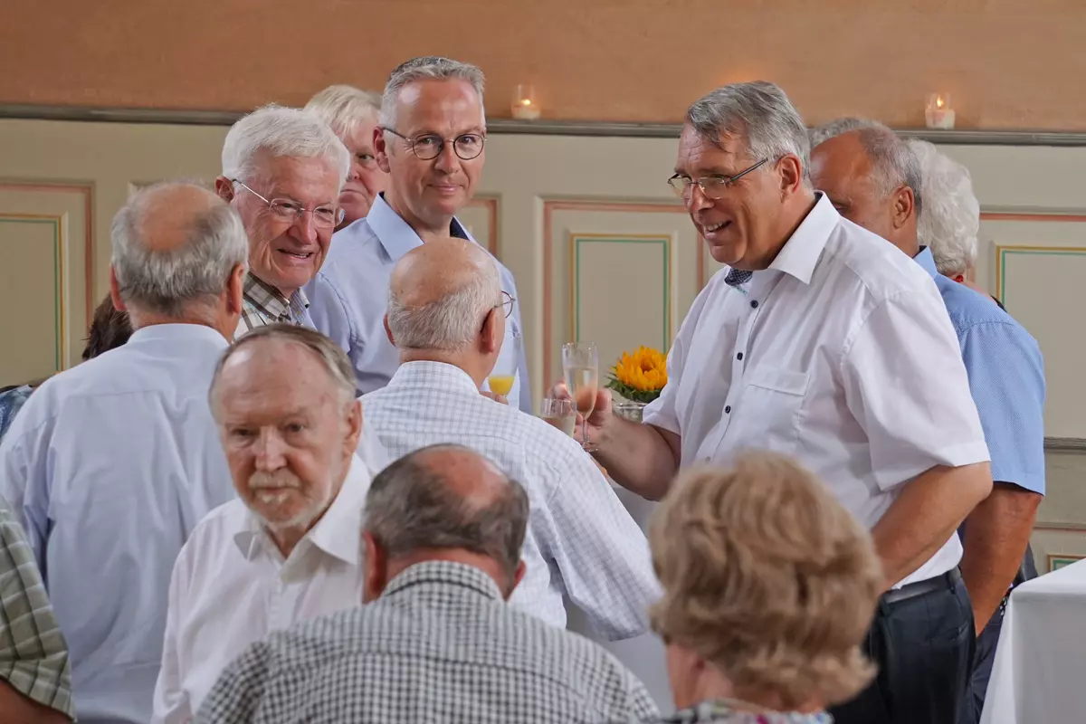 Kirchenpräsident Schad im Gespräch mit Besuchern des Vortrages. Fotos: lk