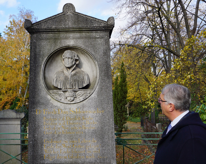 Kirchenpräsident Christian Schad vor dem Grab des vor 250 Jahren geborenen Theologen. Foto: lk
