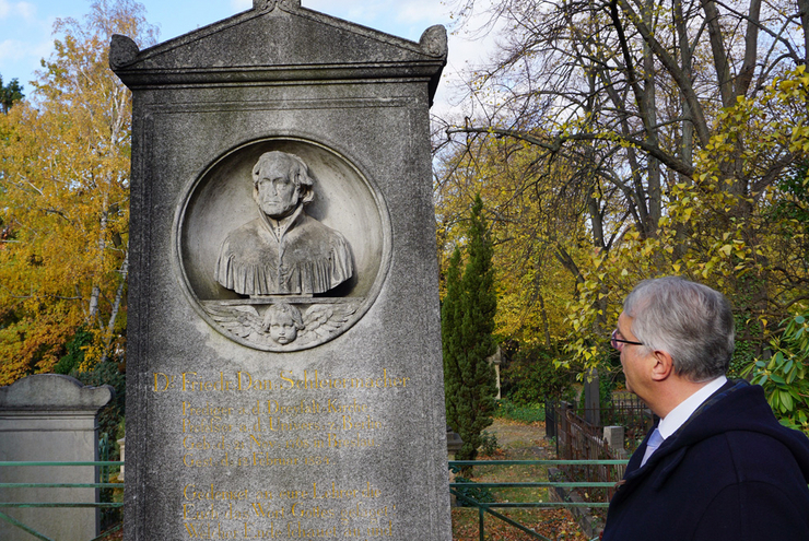 Kirchenpräsident Christian Schad vor dem Grab des vor 250 Jahren geborenen Theologen. Foto: lk
