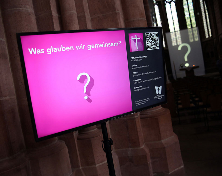 Multimedial: Umfrage zum Glauben in der Kaiserslauterer Stiftskirche. Foto: evk