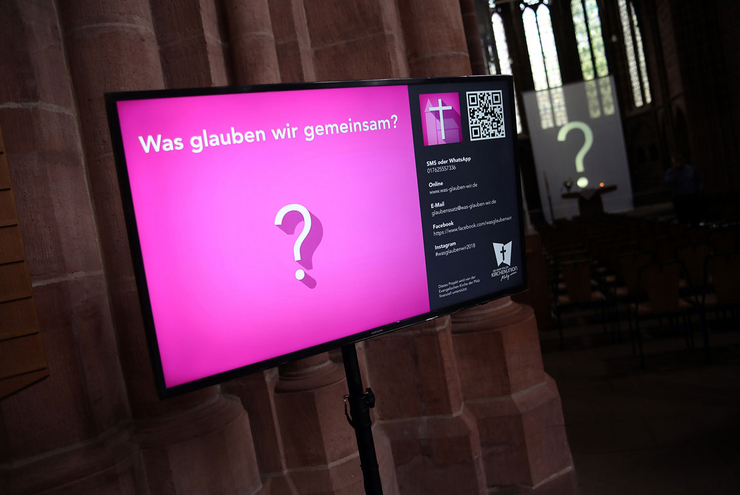 Multimedial: Umfrage zum Glauben in der Kaiserslauterer Stiftskirche. Foto: evk