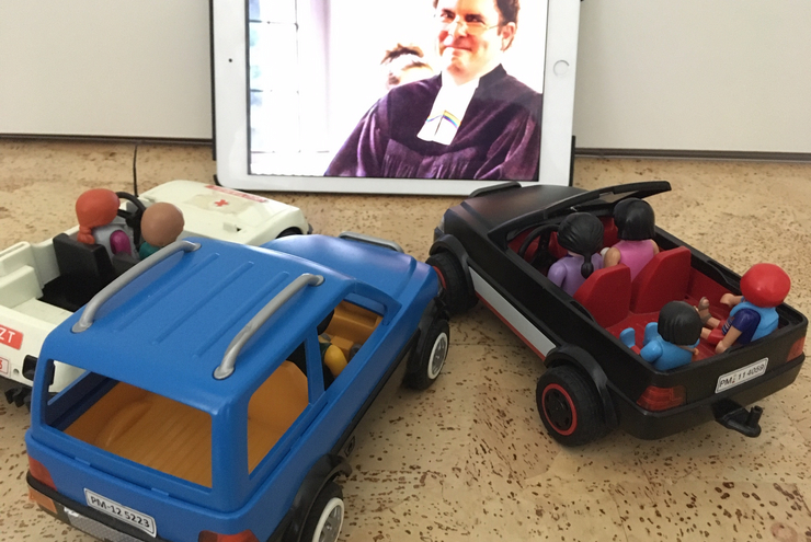 Modell des Auto-Gottesdienstes auf dem Messplatz in Pirmasens mit Pfarrer Beck.