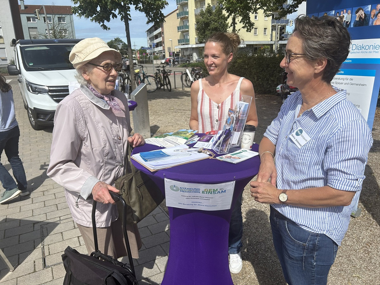 Im Gespräch mit einer Seniorin (von rechts): Bettina Schimmele vom Pflegestützpunkt Speyer und Katharina Brunner vom Haus der Diakonie Speyer. Foto: epd-bild/Alexander Lang