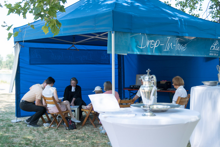 Wer in Ludwigshafen den Pavillon der Drop-in-Taufe ansteuerte, kam vielleicht spontan, aber nicht leichtfertig. Foto: lk/Wagner