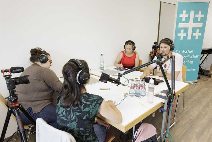 Live-Aufzeichnung währen des Kirchentags: Der Podcast "Spiel- Spaß- Wutanfall" mit Pfarrer Max Niessner (rechts). Foto: view