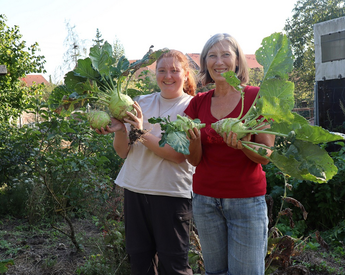 Ohne freiwillige Helfer läuft nichts: Paula Jacob und Anne Korter ernten die letzten Kohlrabis. Foto: lk/Riesterer