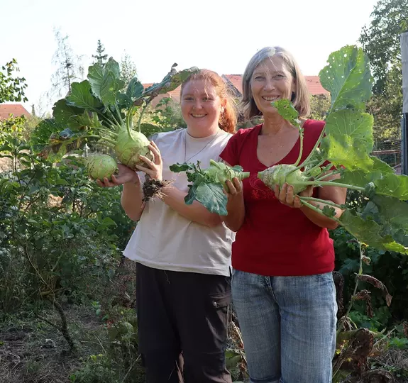 Ohne freiwillige Helfer läuft nichts: Paula Jacob und Anne Korter ernten die letzten Kohlrabis. Foto: lk/Riesterer