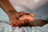 Zuwendung am Krankenbett. Foto: Fundus