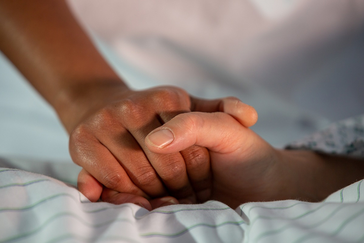 Zuwendung am Krankenbett. Foto: Fundus