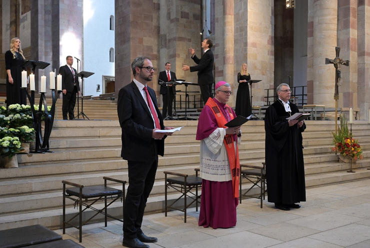 Zusammen wachsen: Wagner (Arbeitsgemeinschaft Christlicher Kirchen Südwest), Bischof Wiesemann, Kirchenpräsident Schad (v.l.n.r. vorne).