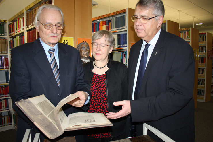 Martin Bucer schaut zu: Dr. Klaus Bümlein (links), Bibliotheksleiterin Dr. Traudel Himmighöfer und Kirchenpräsident Christian Schad bei der Präsentation der Tauler-Sammlung. Fotos: lk