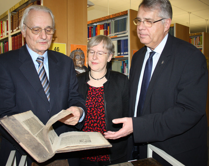 Martin Bucer schaut zu: Dr. Klaus Bümlein (links), Bibliotheksleiterin Dr. Traudel Himmighöfer und Kirchenpräsident Christian Schad bei der Präsentation der Tauler-Sammlung. Fotos: lk