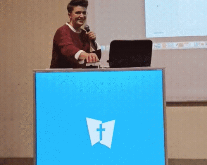 Anna-Nicole Heinrich drückt den Startknopf für das Philippus-Projekt.