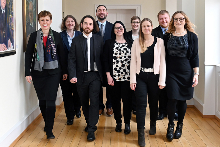 Die neuen Pfarrerinnen und Pfarrer mit Oberkirchenrätin Marianne Wagner: Hildrun Groß, Lorenzo Cassola, Simon Krug, Jasmin Coenen, Vera Ettinger, Katharina Weber, Marcel Spitz, Francesca Brand (v.l.). Foto: Landry