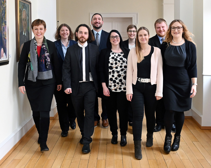 Die neuen Pfarrerinnen und Pfarrer mit Oberkirchenrätin Marianne Wagner: Hildrun Groß, Lorenzo Cassola, Simon Krug, Jasmin Coenen, Vera Ettinger, Katharina Weber, Marcel Spitz, Francesca Brand (v.l.). Foto: Landry