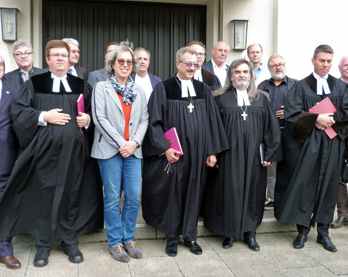 GAW-Mitglieder und Gäste vor dem Festgottesdienst, bei dem Oberkirchenrat Manfred Sutter (vorne Mitte) Philipp Walter (vorne, 2.v.li.) als neuen Vorsitzenden einführte und Vorgänger Friedhelm Hans (vorne li.) verabschiedete. Foto: GAW Pfalz