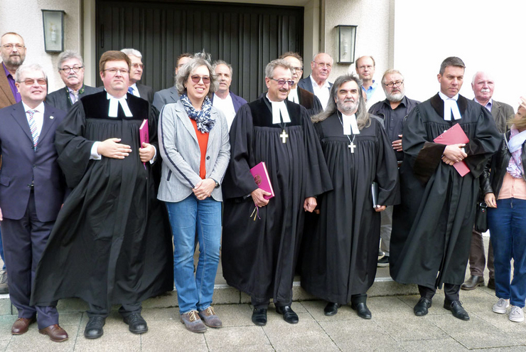 GAW-Mitglieder und Gäste vor dem Festgottesdienst, bei dem Oberkirchenrat Manfred Sutter (vorne Mitte) Philipp Walter (vorne, 2.v.li.) als neuen Vorsitzenden einführte und Vorgänger Friedhelm Hans (vorne li.) verabschiedete. Foto: GAW Pfalz