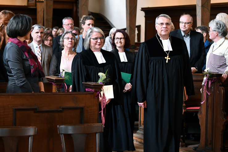 Einzug in die Dreifaltigkeitskirche: Kirchenpräsident Christian Schad, Pfarrerin Belinda Spitz-Jöst, Pfarrerin Christine Gölzer und (dahinter) Annette Heinemeyer (v.r.). Fotos: Landry