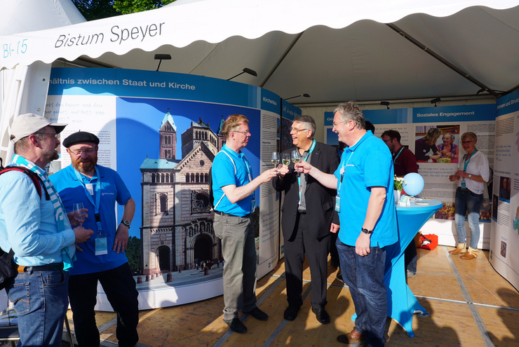 Kirchenpräsident Christian Schad mit Domkapitular Franz Vogelgesang (li.) und Kanzleidirektor Wolfgang Jochim beim Stand des Bistums Speyer. Fotos: lk