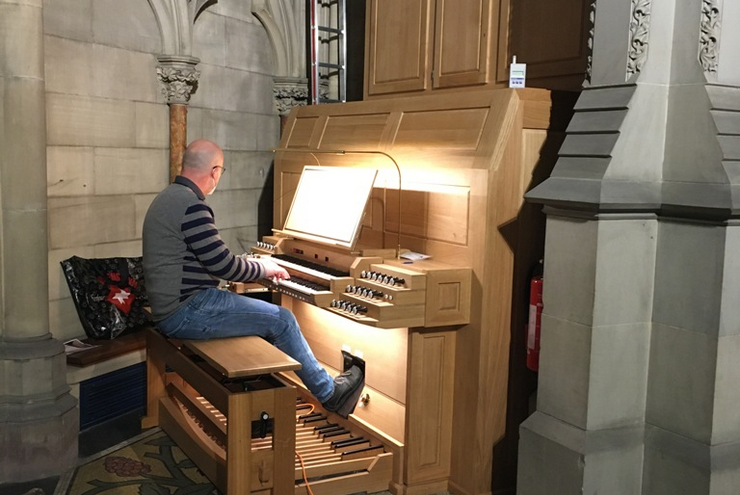 Orgelbauer Andreas Saage intoniert die neue Chororgel der Firma Klais Bonn.