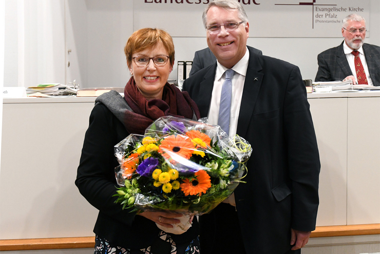 Glückwünsche: Kirchenpräsident Christian Schad und seine neue Stellvertreterin Marianne Wagner. Foto: Landry