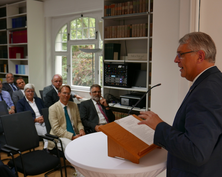 Archivbild: Kirchenpräsident Christian Schad 2018 bei einem Vortrag im Konfessionskundlichen Institut Bensheim. Foto: lk/Rummel.