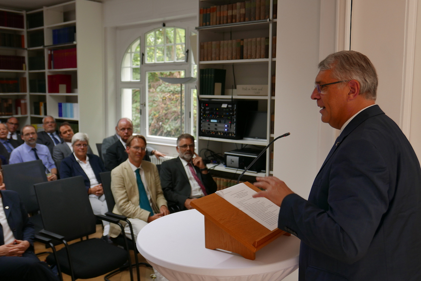 Archivbild: Kirchenpräsident Christian Schad 2018 bei einem Vortrag im Konfessionskundlichen Institut Bensheim. Foto: lk/Rummel. Archivbild: Kirchenpräsident Christian Schad 2018 bei einem Vortrag im Konfessionskundlichen Institut Bensheim. Foto: lk/Rummel.