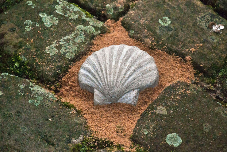Symbol: Der Jakobsmuschelstein. Fotos: Lupp