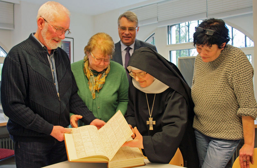 Restauriertes Rhodter Kirchenbuch zurück in der Pfalz | Evangelische ...