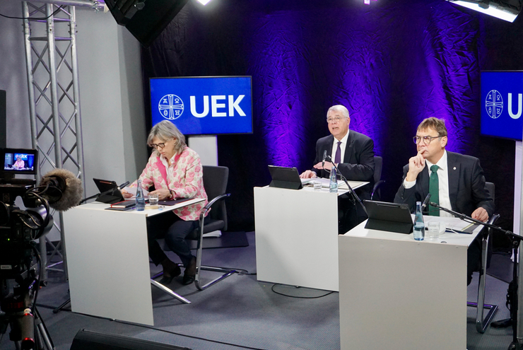 Kirchenpräsident Schad (Mitte) leitet die digitale UEK-Vollkonferenz mit UEK-Amtsleiterin Bosse-Huber (links) und Kirchenpräsident Jung (rechts). Foto: lk/Jahn