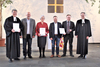 Auszeichnung mit dem Bibelkreuz beim Gottesdienst mit Bibelbeauftragtem Landgraf (l.) und Oberkirchenrat Sutter (r).