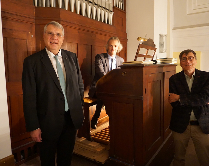 Kirchenpräsident Schad, Bezirkskantor Reichert und Pfarrer Keinath an der Steinmeyer-Orgel in Maikammer. Foto: lk/Jahn