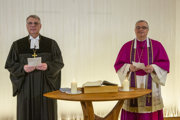 Spenden Hoffnung in Corona-Zeiten: Kirchenpräsident Schad und Bischof Wiesemann.