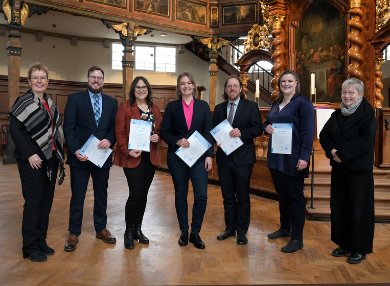 In der Dreifaltigkeitskirche (v. links): Marianne Wagner, Philipp Loos, Karin Schwartz, Elisabeth Lang, Ulrich Hofeditz, Sarah Schulze und Dorothee Wüst. Foto: Klaus Landry In der Dreifaltigkeitskirche (v. links): Marianne Wagner, Philipp Loos, Karin Schwartz, Elisabeth Lang, Ulrich Hofeditz, Sarah Schulze und Dorothee Wüst. Foto: Klaus Landry