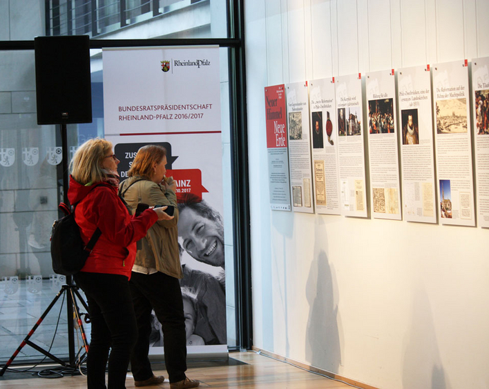 Erfolgreiche Kooperation: Die Reformationsausstellung in der rheinland-pfälzischen Landesvertretung in Berlin. Foto: lk