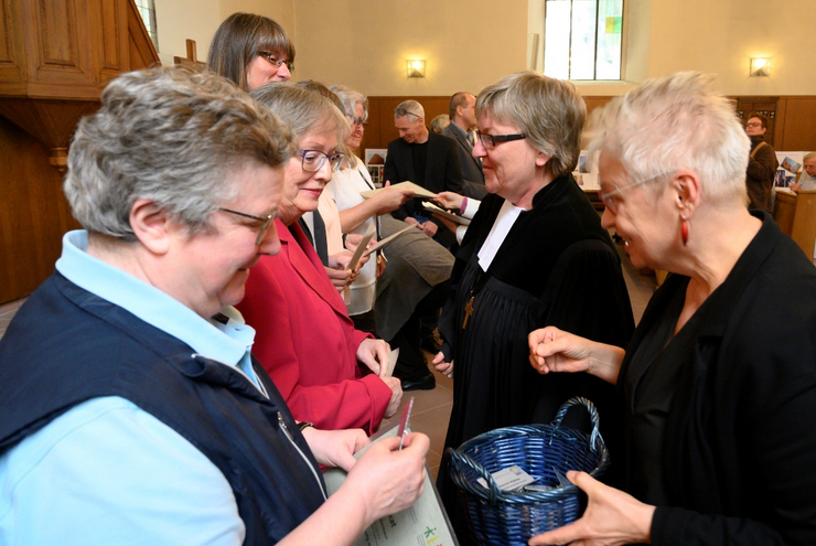 Glückwunsch: Kunstbeauftragte Birgit Weindl und Oberkirchenrätin Dorothee Wüst bei der Zertifikatsübergabe (von rechts). 