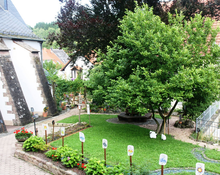 Lädt zur Rast ein: Der christlich-biblische Garten bei der Margarethenkirche in Niederkirchen im Ostertal. Foto: Werner