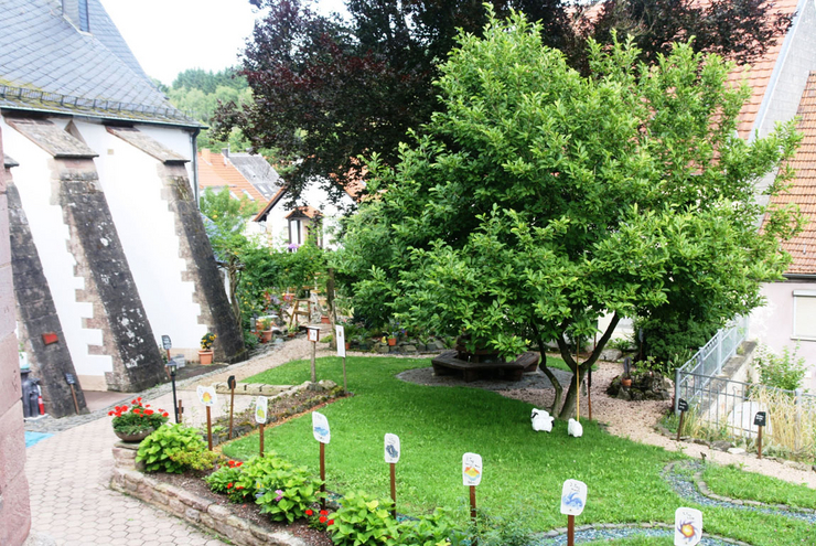 Lädt zur Rast ein: Der christlich-biblische Garten bei der Margarethenkirche in Niederkirchen im Ostertal. Foto: Werner