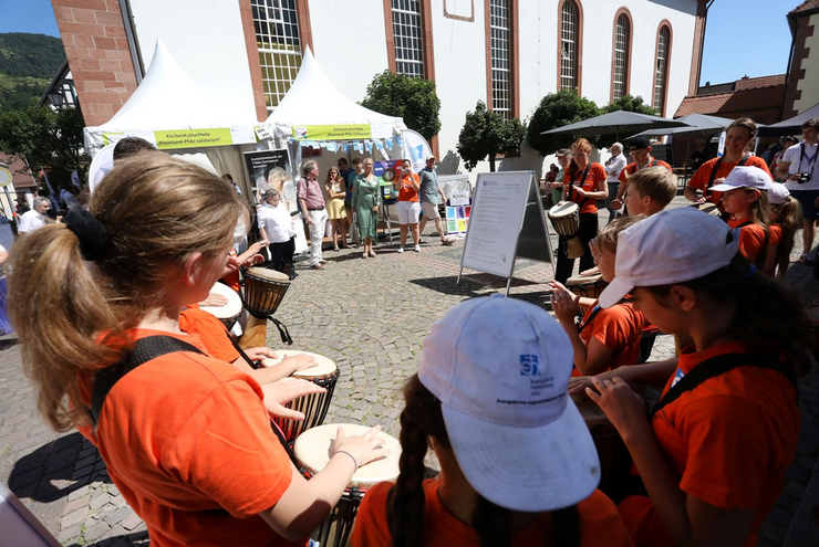 Draußen auf der Kirchen-Kultur-Meile: Trommelgruppe des Evangelischen Jugendhilfezentrums Worms.