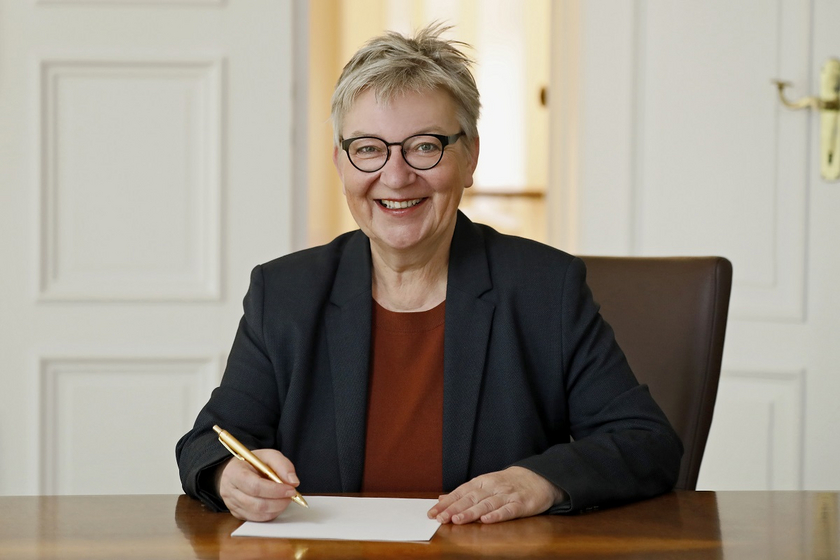 Die Hoffnung ins Herz schreiben: Weihnachtsbotschaft von Dorothee Wüst. Foto: Melanie Hubach Die Hoffnung ins Herz schreiben: Weihnachtsbotschaft von Dorothee Wüst. Foto: Melanie Hubach