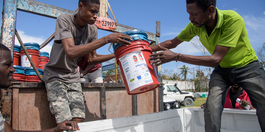 Nothilfe-Verteilung durch die Diakonie Katastrophenhilfe auf Haiti nach dem Hurrikan Matthew im Oktober 2016. Foto: Thomas Lohnes/Diakonie Katastrophenhilfe