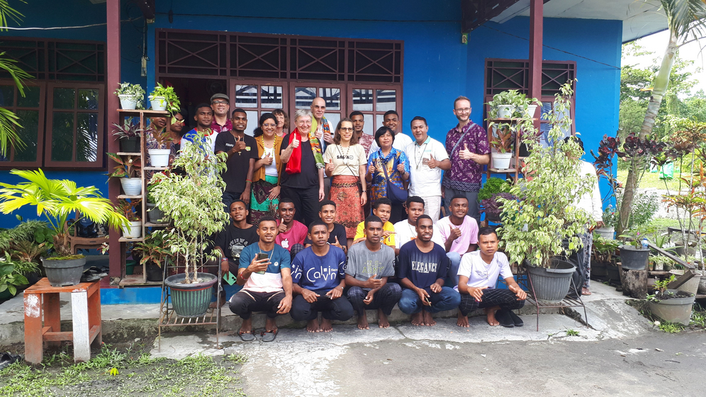 Die pfälzische Reisegruppe in Papua. Foto: all Die pfälzische Reisegruppe in Papua. Foto: all